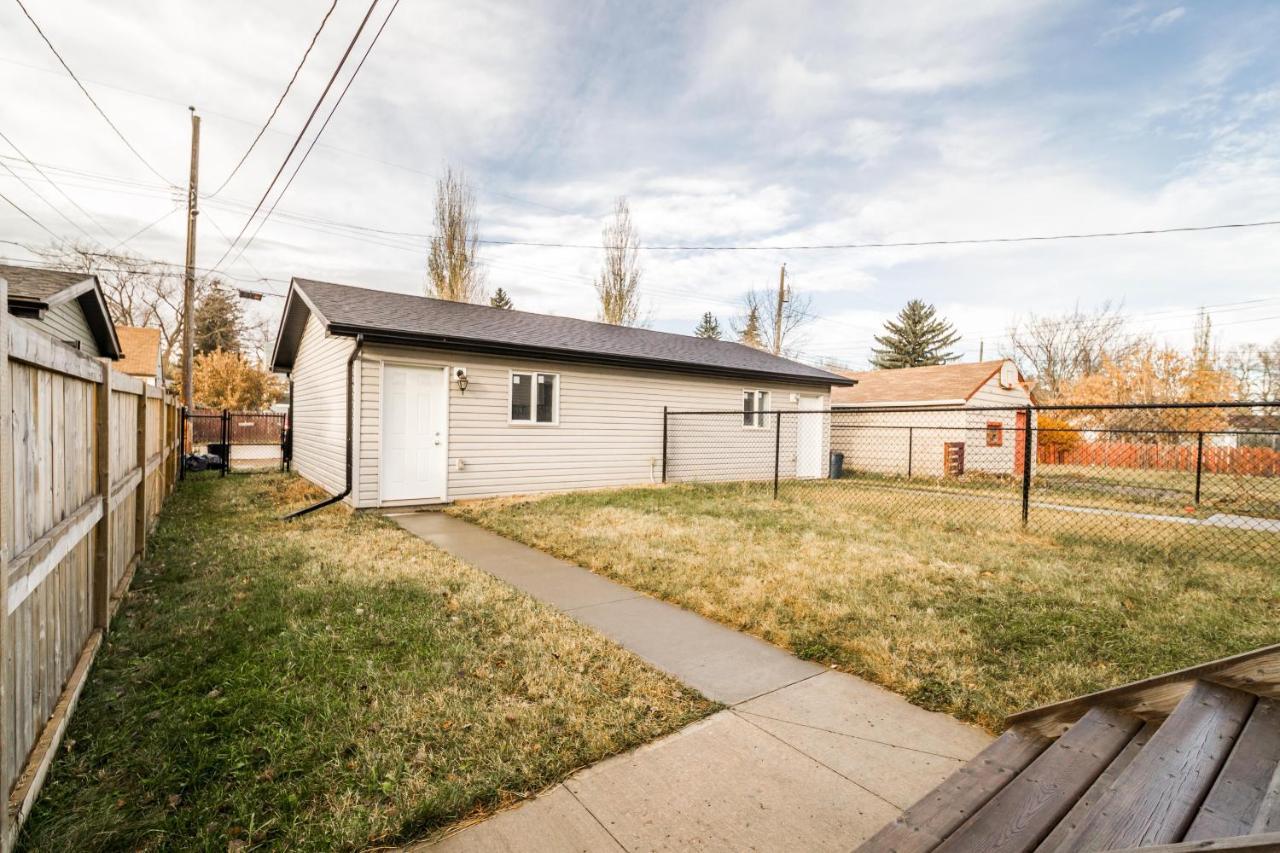 Vibrant Modern Oasis - Free Parking, Netflix, Fast Wi-Fi - Long Stays Welcome Edmonton Exterior foto